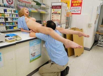 Cô gái trẻ đang tò mò về chuyện người lớn bị anh quản lý xoạc khắp nơi