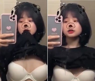 Học sinh tự tin show off cặp vú bé xinh